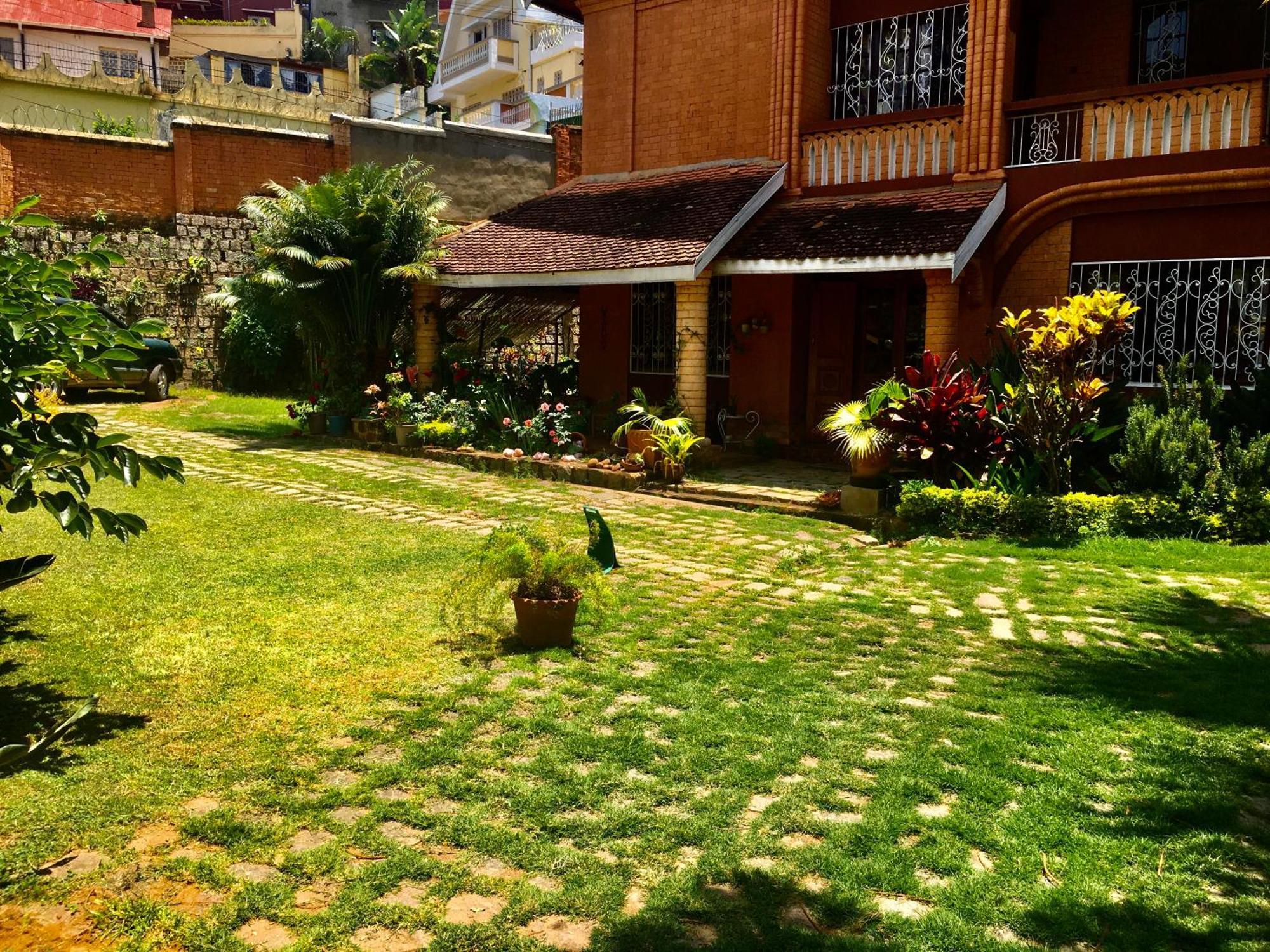 أنتاناناريفو Le Fumoir Guest House Chambre Double المظهر الخارجي الصورة
